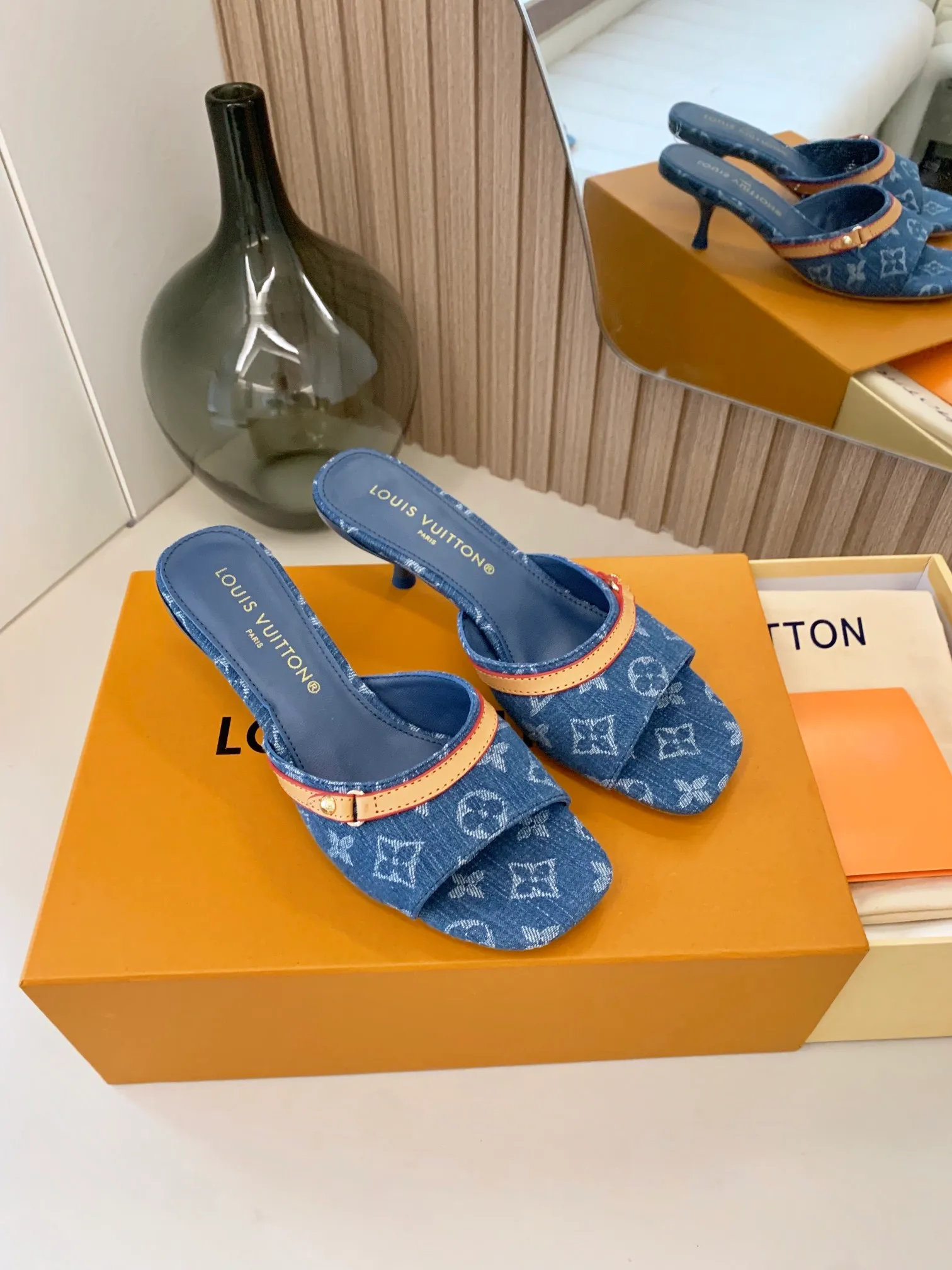 👟👟Ex-factory price 440👟👟 Women's shoes, women's clothing, women's shoes, women's clothing LV ss24 new arrival～Spring and summer single cat-heeled slippers. The brown leather with tannin color is so brilliant! The perfect kitten heel, which is just right, is high-end, classic, sexy and comfortable, and it has full marks for summer shoes 💯 It is a must-have item to match! Material: Denim➕Cow leather Lining: Full sheepskin for foot pads Outsole: Genuine leather outsole Shoe size: 34-40